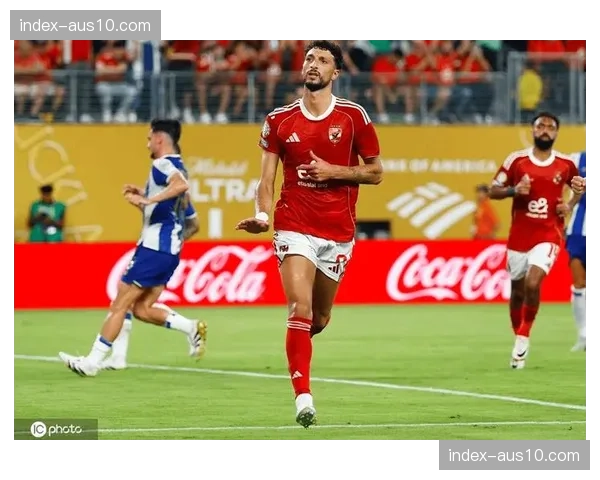 波尔图进攻宽度利用：边路球员内切与下底传中选择